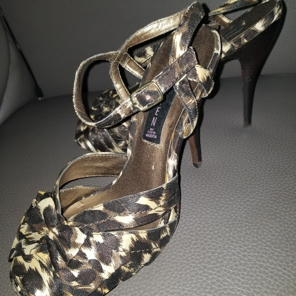 Steven Madden Peek-a-boo Sandals Size 8